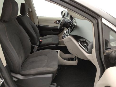 Used 2017 Chrysler Pacifica Touring image 21