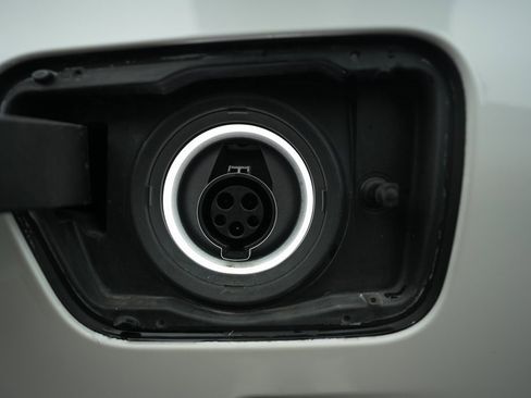 Used 2022 BMW 745e xDrive w/ M Sport Package image 21