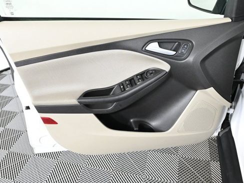 Used 2018 Ford Focus SE w/ SE Appearance Package image 16