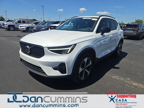 Used 2023 Volvo XC40 B4 Ultimate FWD image 1
