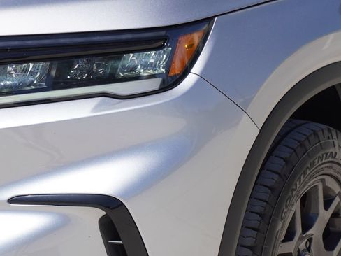 Used 2025 Honda Pilot TrailSport image 2