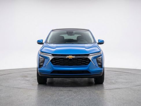 Used 2025 Chevrolet Blazer LT FWD image 2