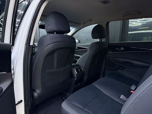 Used 2019 Kia Sorento LX image 19