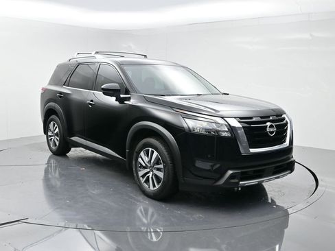 Used 2025 Nissan Pathfinder SL image 2
