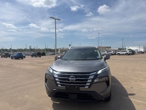 Used 2024 Nissan Rogue SV w/ SV Premium Package image 5