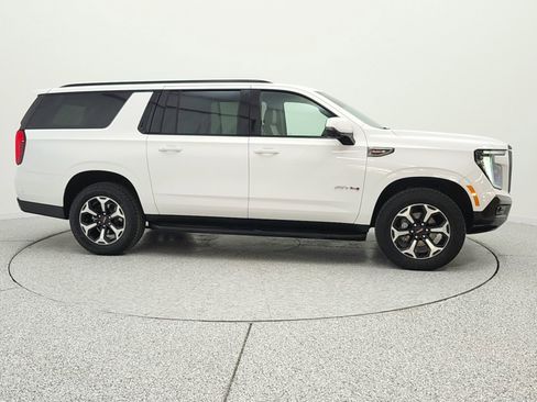 Used 2025 GMC Yukon XL AT4 image 4