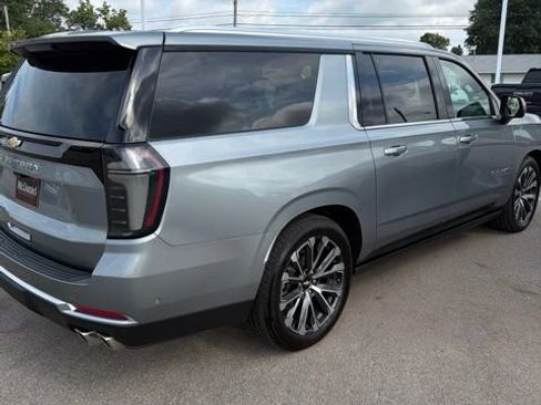 Used 2025 Chevrolet Suburban High Country AWD/4WD image 4