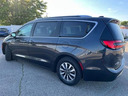 Used 2021 Chrysler Pacifica Touring-L FWD image 4