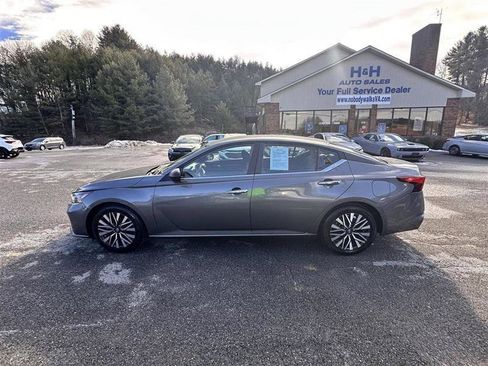 Used 2024 Nissan Altima 2.5 SV FWD image 8