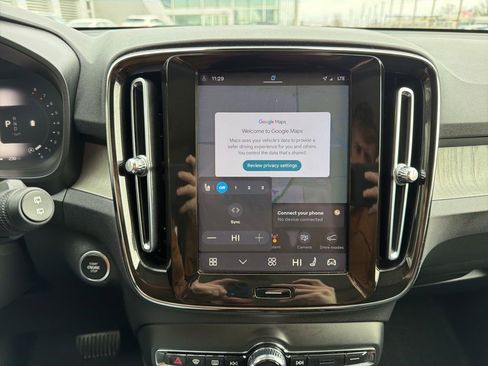 Certified 2025 Volvo XC40 B5 Plus image 8