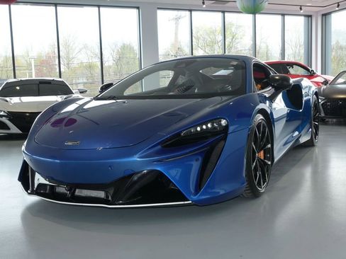 Used 2023 McLaren Artura RWD image 2