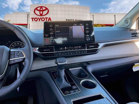 Certified 2024 Toyota Sienna Limited image 6