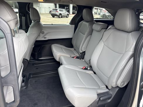 Used 2025 Toyota Sienna XLE FWD image 13