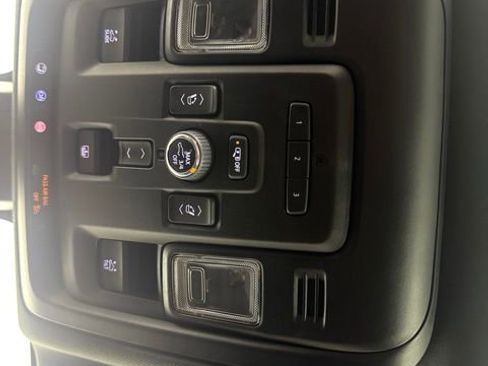 Used 2022 GMC Yukon Denali AWD/4WD image 15