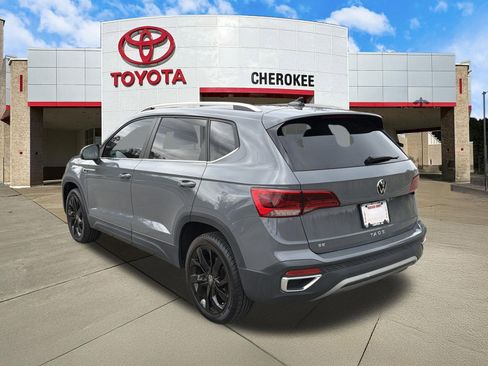 Used 2022 Volkswagen Taos SE w/ Panoramic Sunroof Package image 7