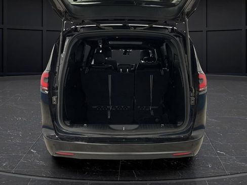 Used 2025 Chrysler Pacifica Limited image 14