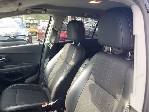 Used 2022 Chevrolet Trax LT w/ Midnight Edition image 17