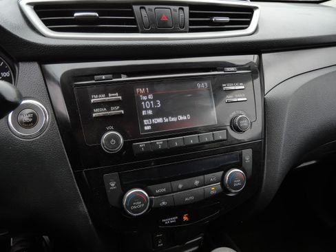 Used 2016 Nissan Rogue SV image 22