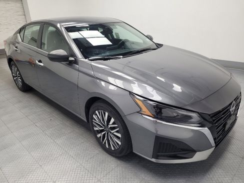 Used 2025 Nissan Altima 2.5 SV FWD image 11