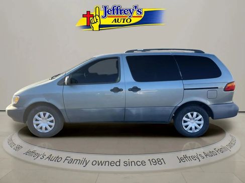 Used 2000 Toyota Sienna LE image 3