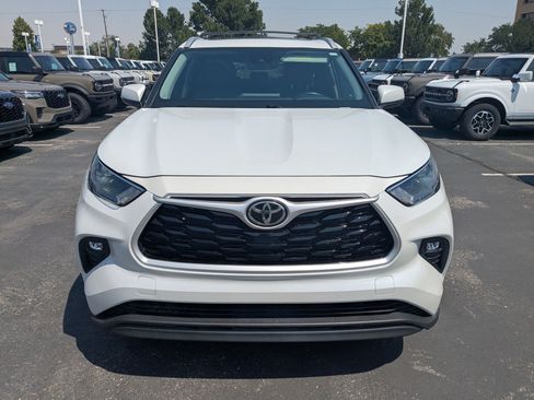 Used 2022 Toyota Highlander XLE AWD/4WD image 11