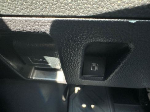 Used 2023 Toyota Highlander LE FWD image 13
