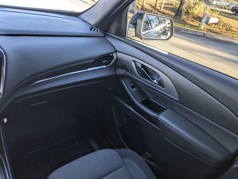 Used 2023 Chevrolet Traverse LT image 14