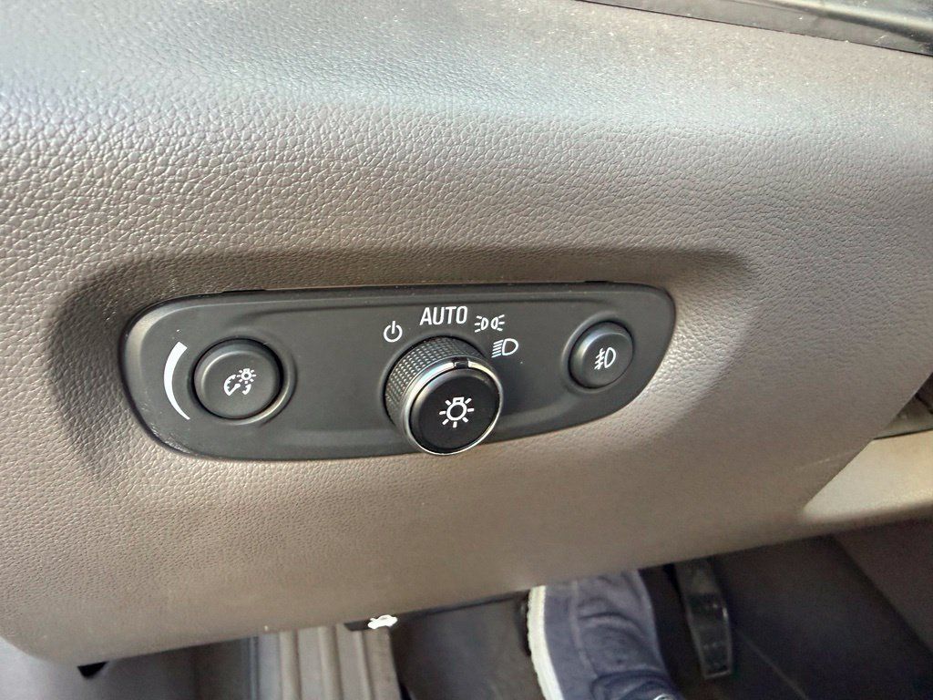 Used 2019 Chevrolet Traverse LT w/ LPO, 'HIT The Road' Package AWD/4WD image 14