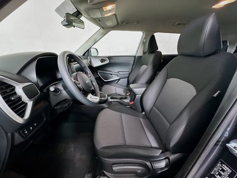 Used 2025 Kia Soul LX w/ LX Technology Package FWD image 13