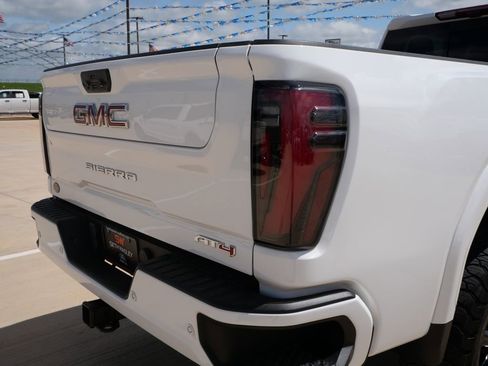 Used 2024 GMC Sierra 2500 AT4 w/ AT4 Premium Plus Package AWD/4WD image 9