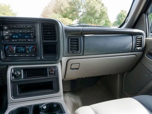 Used 2005 GMC Yukon XL 2500 SLT w/ SLT Preferred Equipment Group image 32