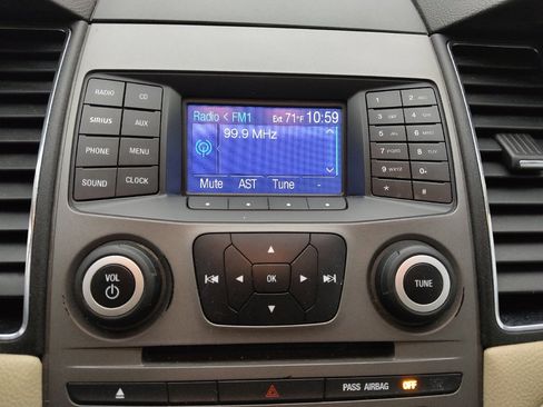 Used 2014 Ford Taurus SE FWD image 25