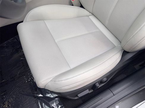 Used 2025 Genesis G70 2.5T image 28