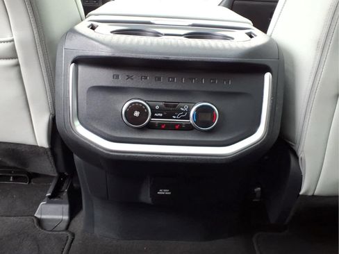 Used 2025 Ford Expedition Platinum w/ Driver's Package AWD/4WD image 29