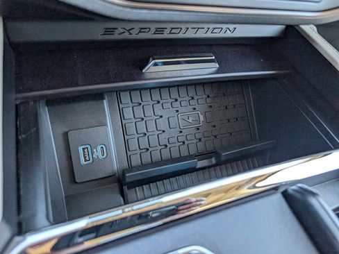 Used 2024 Ford Expedition Platinum image 22