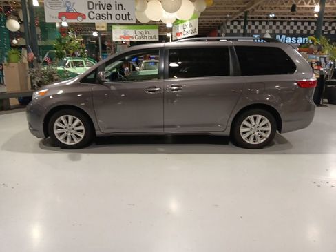 Used 2015 Toyota Sienna XLE w/ XLE Navigation Package AWD/4WD image 11
