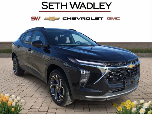 Used 2025 Chevrolet Trax LT w/ LT Convenience Package FWD image 1