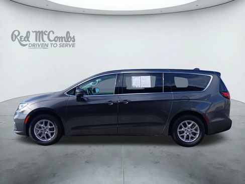 Used 2023 Chrysler Pacifica Touring-L image 2