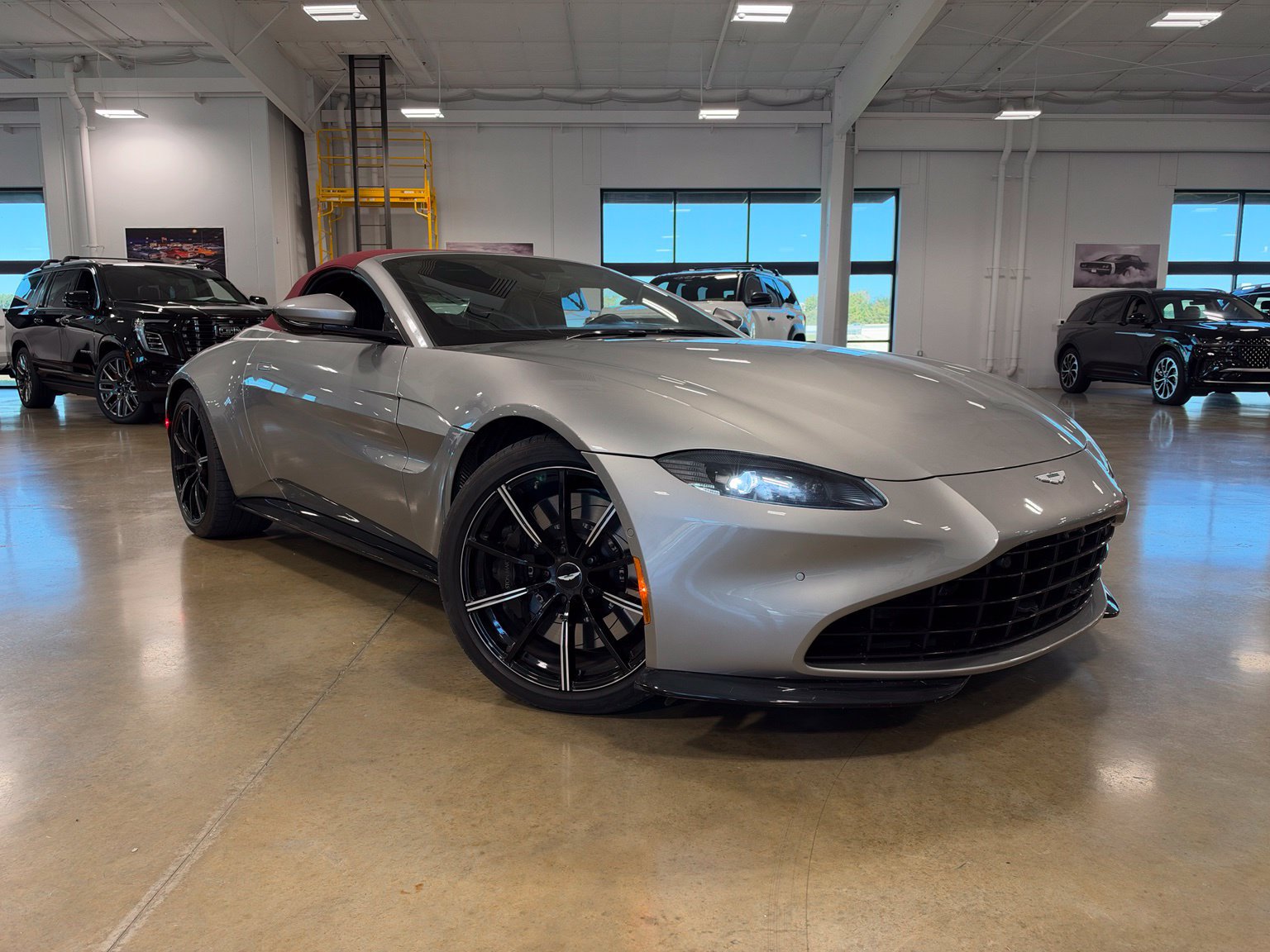 Used 2021 Aston Martin V8 Vantage Roadster RWD image 2