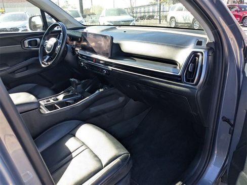Used 2024 Kia Sorento S image 32