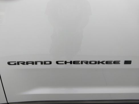 Used 2024 Jeep Grand Cherokee L Limited w/ Black Appearance Package AWD/4WD image 32