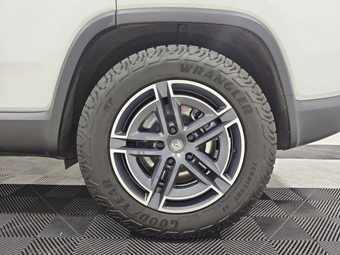 Used 2025 Rivian R1S Adventure image 10