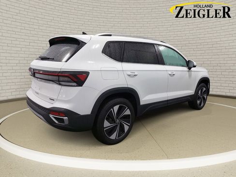 Used 2025 Volkswagen Taos SE AWD/4WD image 5
