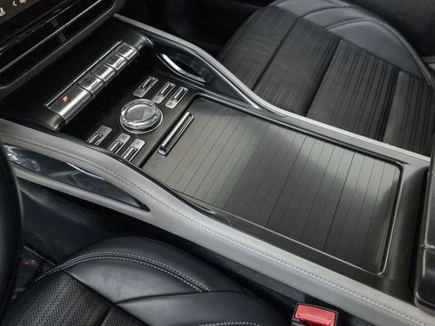 Used 2024 Lincoln Nautilus Reserve image 10