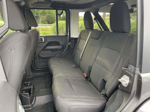 Used 2019 Jeep Wrangler Unlimited Sahara AWD/4WD image 12