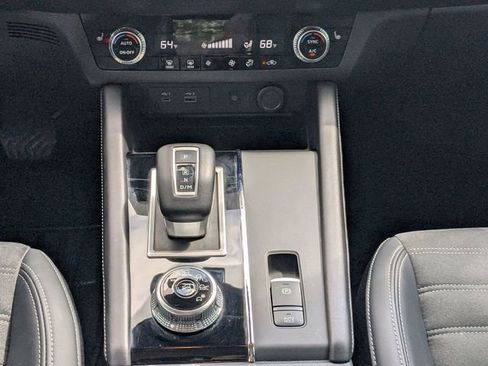 Used 2024 Mitsubishi Outlander SE image 19