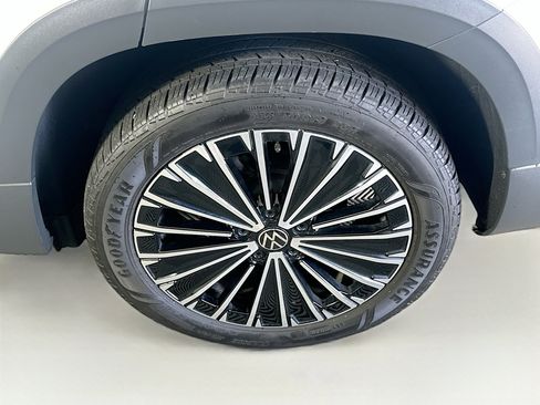 Used 2025 Volkswagen Taos SE image 11