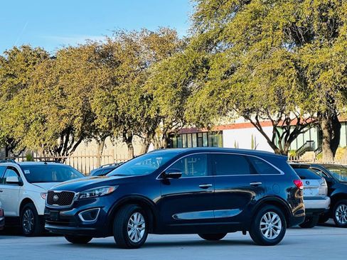 Used 2017 Kia Sorento LX image 4