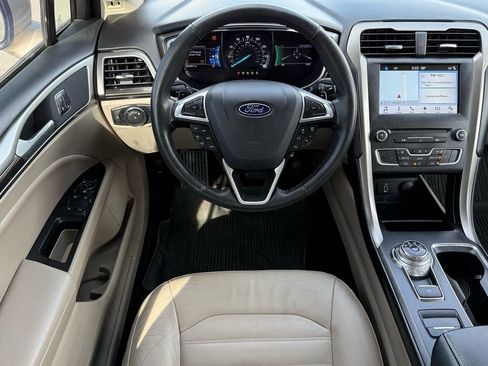 Used 2017 Ford Fusion SE w/ Fusion SE Technology Package image 17