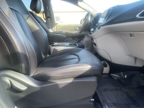 Used 2024 Chrysler Pacifica Touring-L image 26